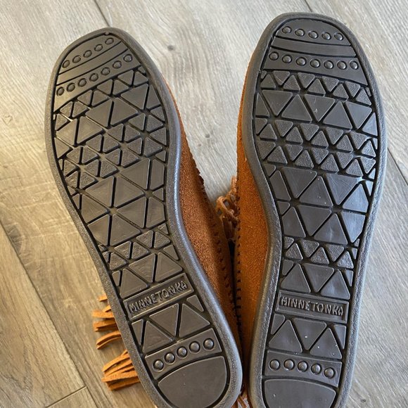 Minnetonka Hi Top Back Zip Boot - Picture 4 of 8